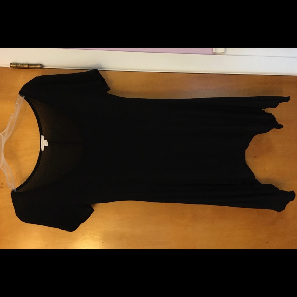 𝗕𝗹𝗮𝗰𝗸 𝗙𝗹𝗼𝘄𝘆 𝗦𝗵𝗶𝗿𝘁 - Picture 2 of 3